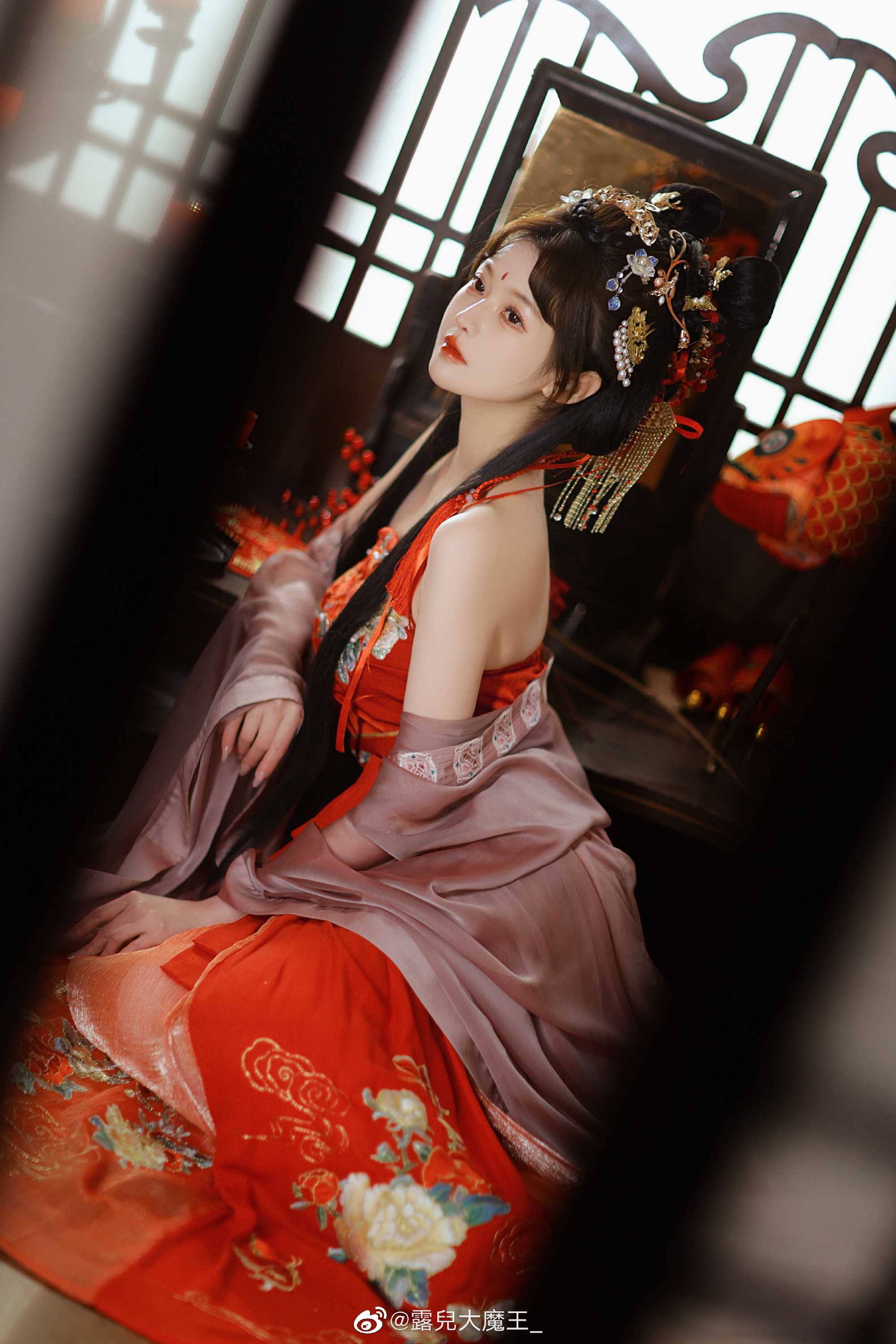 窗前红花弄清影，庭外声声惹人疑。