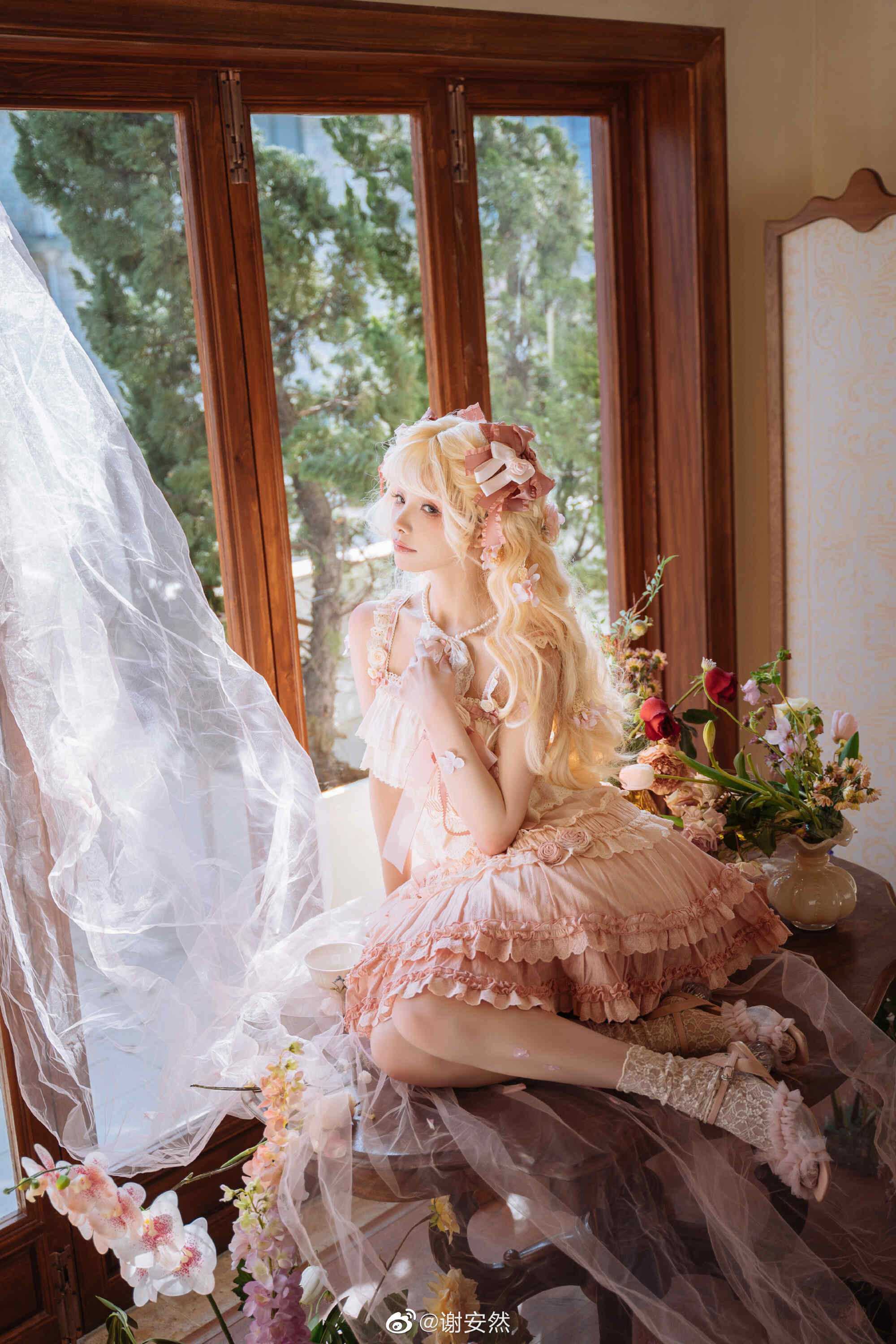 我听见阳光轻叩窗扉，晨曦闯入馨香的梦境